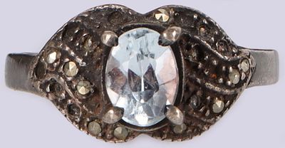 STERLING SILVER LADIES RING W/ TOPAZ & MARCASITE. Sterling silver ladies ring with a 1ct 