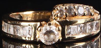 18K YELLOW GOLD LADIES RING W/ CUBIC ZIRCONIUM. 18K yellow gold ladies ring with a round-cut 