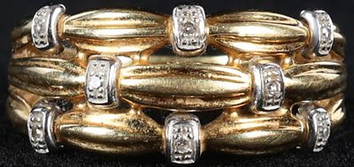 18K YELLOW/WHITE GOLD LADIES TRIBAND RING W/ DIAS. 18K gold ladies ring. The yellow gold band 