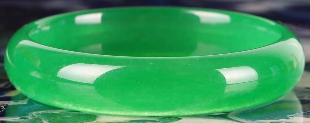 Lot 229151: IMPERIAL JADE 186.85CT SOLID LADIES BRACELET