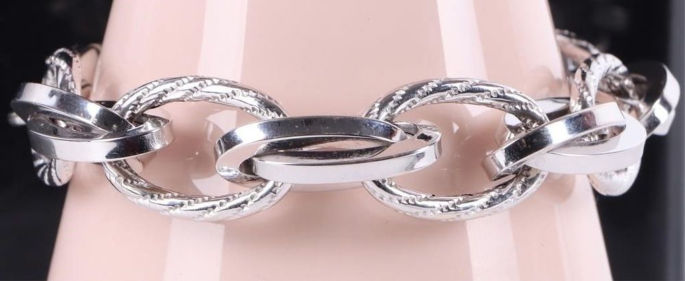 Lot 229155: 18K WHITE GOLD HOLLOW LINK LADIES BRACELET