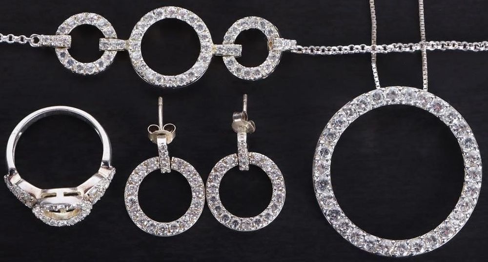 Lot 229234: GLIMMERING STERLING SILVER LADIES JEWELRY SET (4)