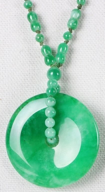 Lot 229271: GREEN JADE DISK BEADED LADIES NECKLACE