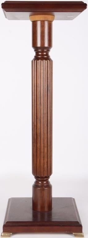 Lot 229375: BOMBAY COMPANY MAHOGANY PEDESTAL PLANT STAND