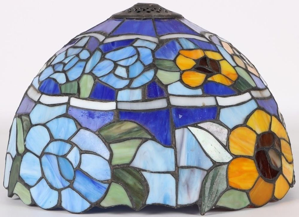 Lot 229397: VINTAGE TIFFANY STYLE STAINED RESIN LAMPSHADE