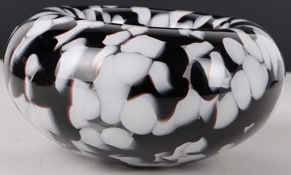 Lot 229399: HEAVY BLACK & WHITE ART DECO ART GLASS BOWL