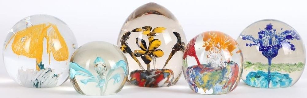 Lot 229402: FLOWER PAPERWEIGHTS GLASS BLOWN ENCASED (5)