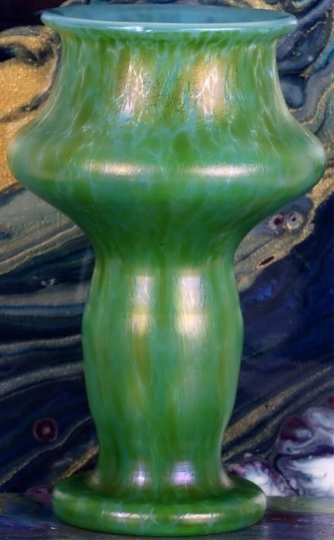 Lot 229405: VINTAGE ART NOUVEAU IRIDESCENT GREEN GLASS VASE