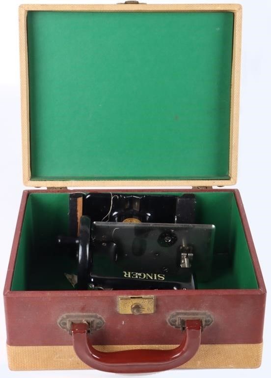 Lot 229407: ANTIQUE MINIATURE CHILDREN'S SINGER SEWING MACHINE