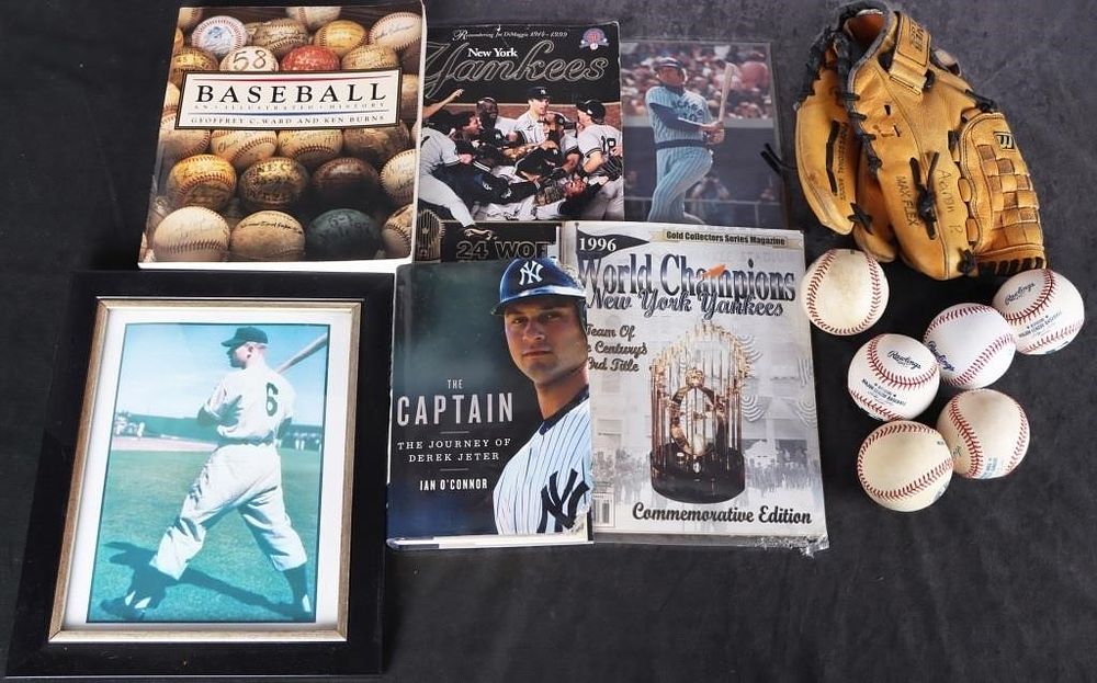 Lot 229408: ASSORTED MAJOR LEAGUE BASEBALL PARAPHERNALIA -(12)