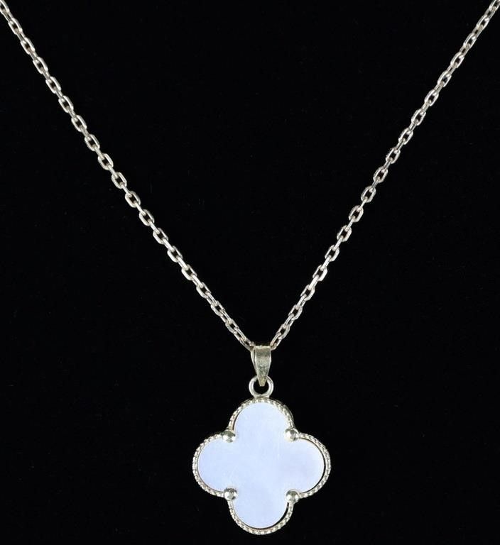 Lot 232260: 18K YELLOW GOLD MOTHER OF PEARL CLOVER NECKLACE