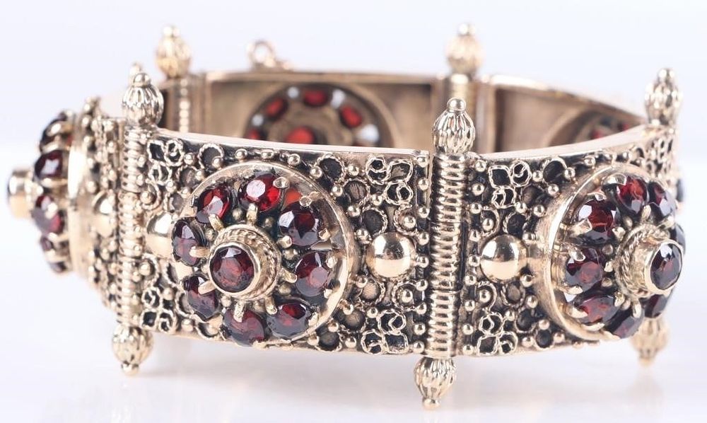 Lot 232264: ANTIQUE GARNET 14KT GOLD PANEL BRACELET