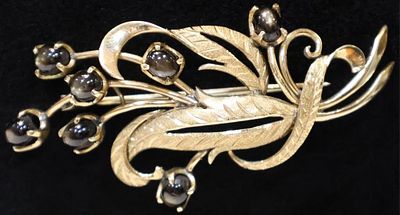 14K YELLOW GOLD CAT'S EYE SAPPHIRE FEATHER BROOCH. 14K yellow gold cat's eye sapphire ladies 