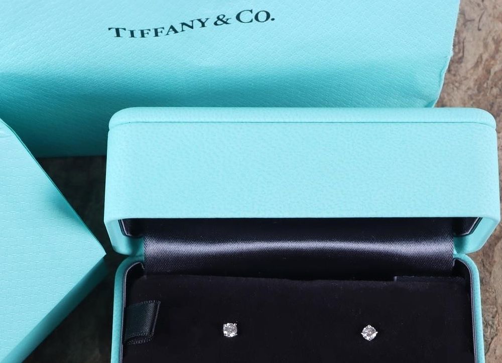 Lot 232285: TIFFANY & CO PLATINUM DIAMOND LADIES STUD EARRINGS
