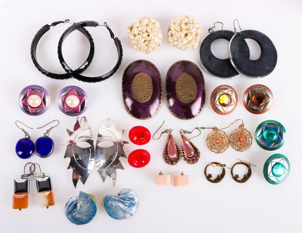 Lot 232288: WHIMSICAL LADIES EARRINGS LOT OF 15