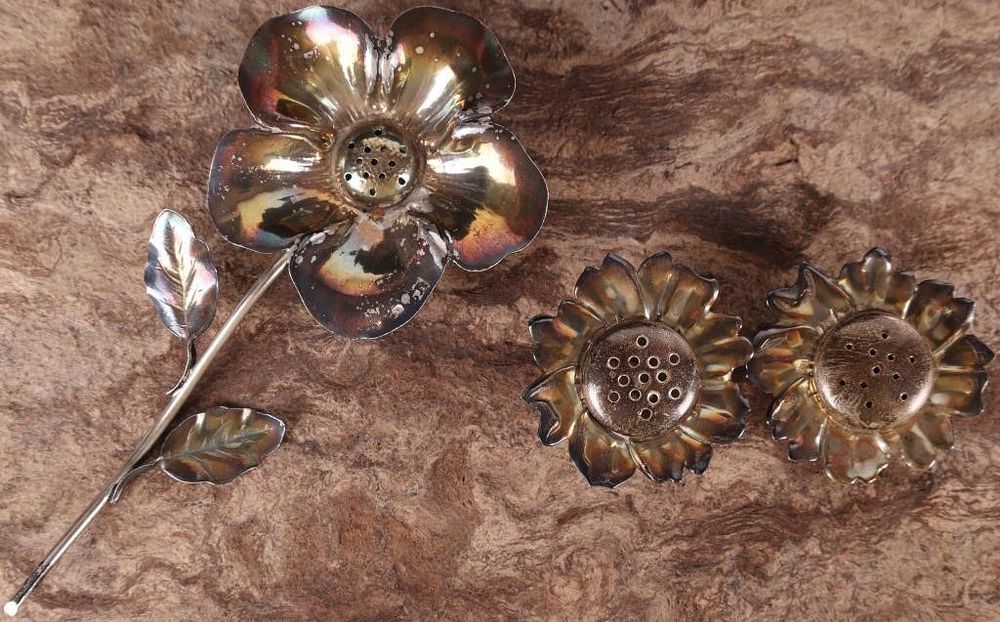 Lot 232387: VINTAGE STERLING FLOWER SHAPED S & P SHAKERS (3)