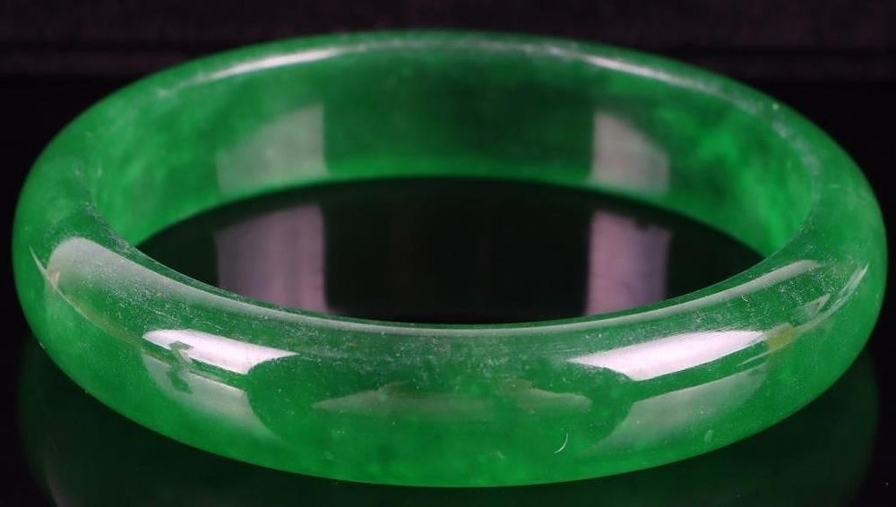Lot 233018: B+C GRADE GREEN JADE HOLOLITH BANGLE GIA CERT