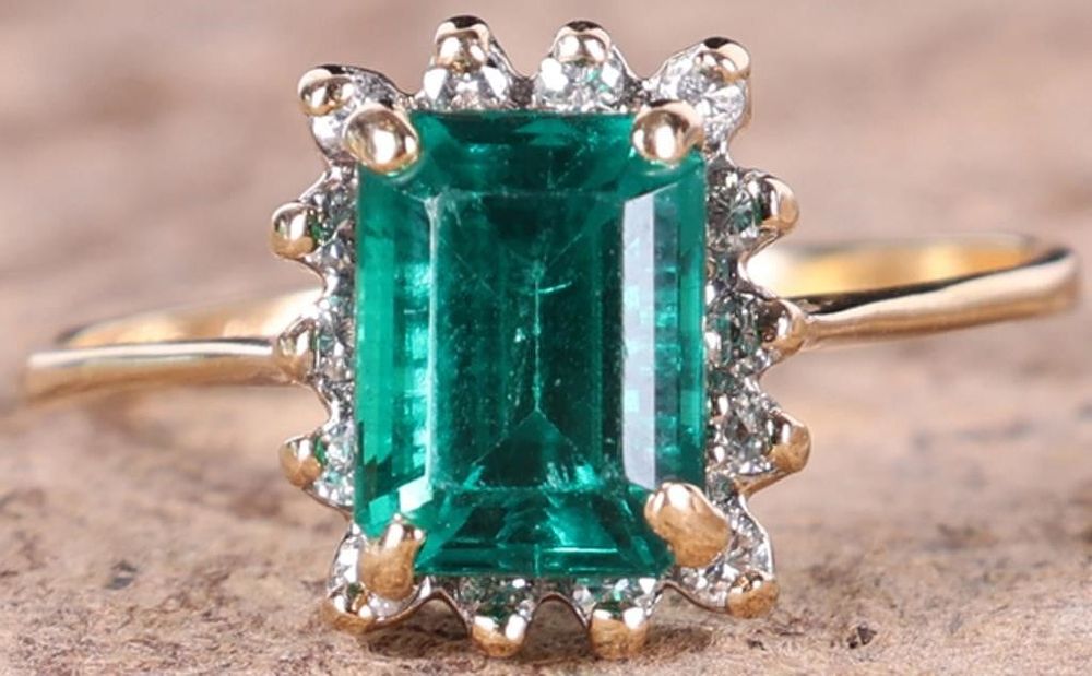 Lot 233069: 14K YELLOW GOLD EMERALD DIAMOND LADIES RING