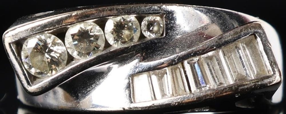 Lot 233108: SHINY & BOLD 14K WHITE GOLD MENS RING W/ DIAMONDS