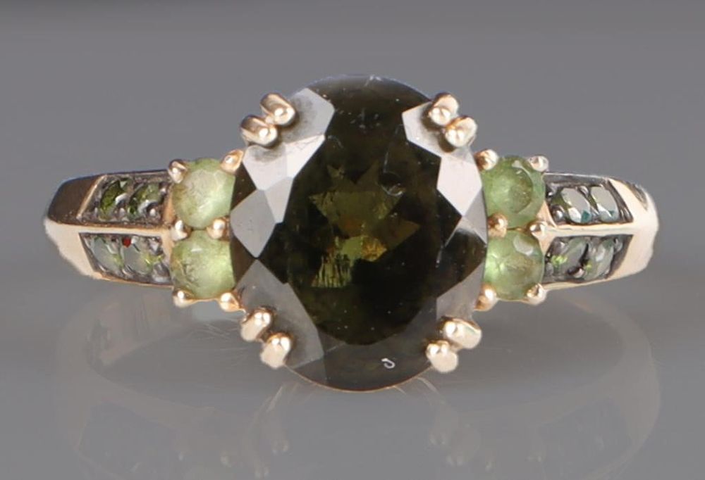 Lot 233167: 10K YELLOW GOLD MENS RING W/ MOLDAVITE PERIDOT +