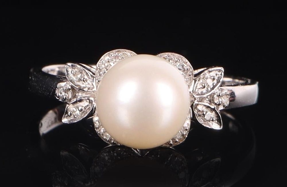 Lot 233179: 10K WHITE GOLD LADIES RING W/ DIAMONDS & 8MM PEARL