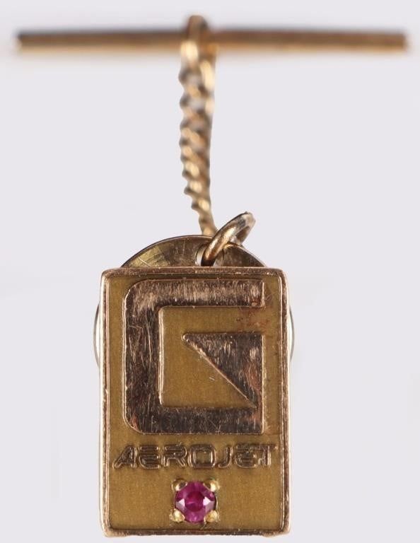 Lot 233182: 10K YELLOW GOLD MENS NECKTIE PIN AEROJET SAPPHIRE