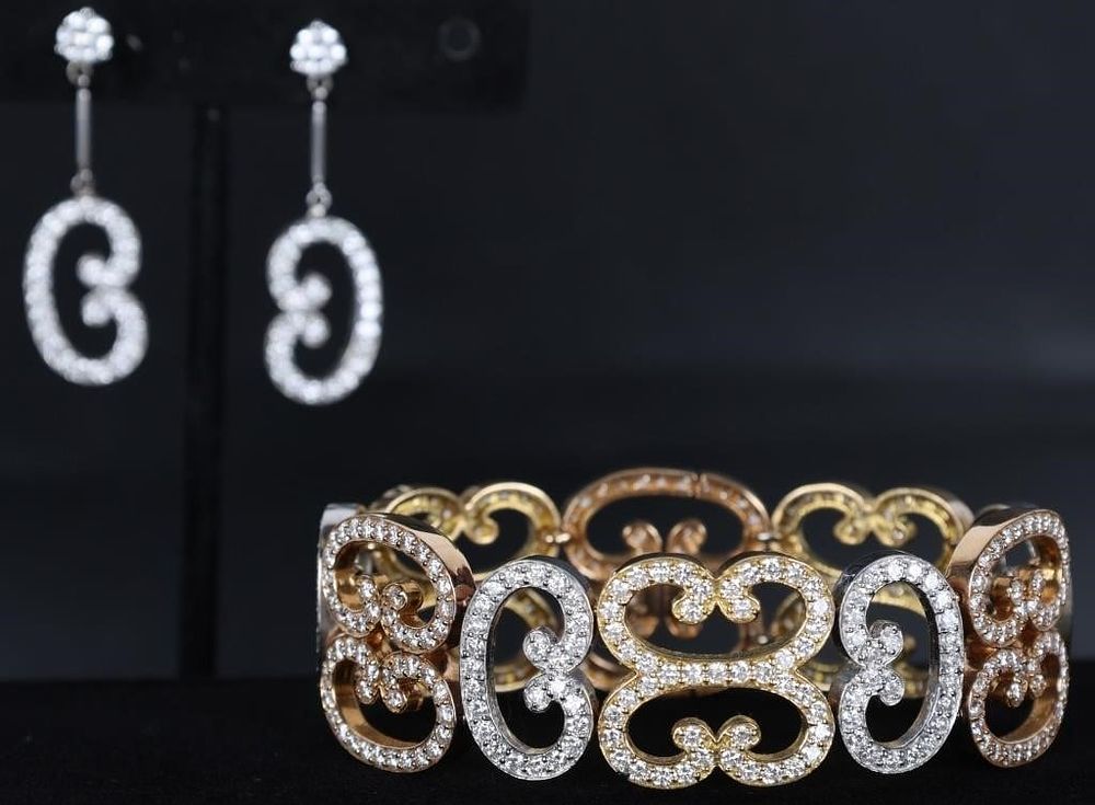 Lot 233310: 18K TRI-COLOR GOLD NATURAL DIAMOND SCROLL JEWELRY