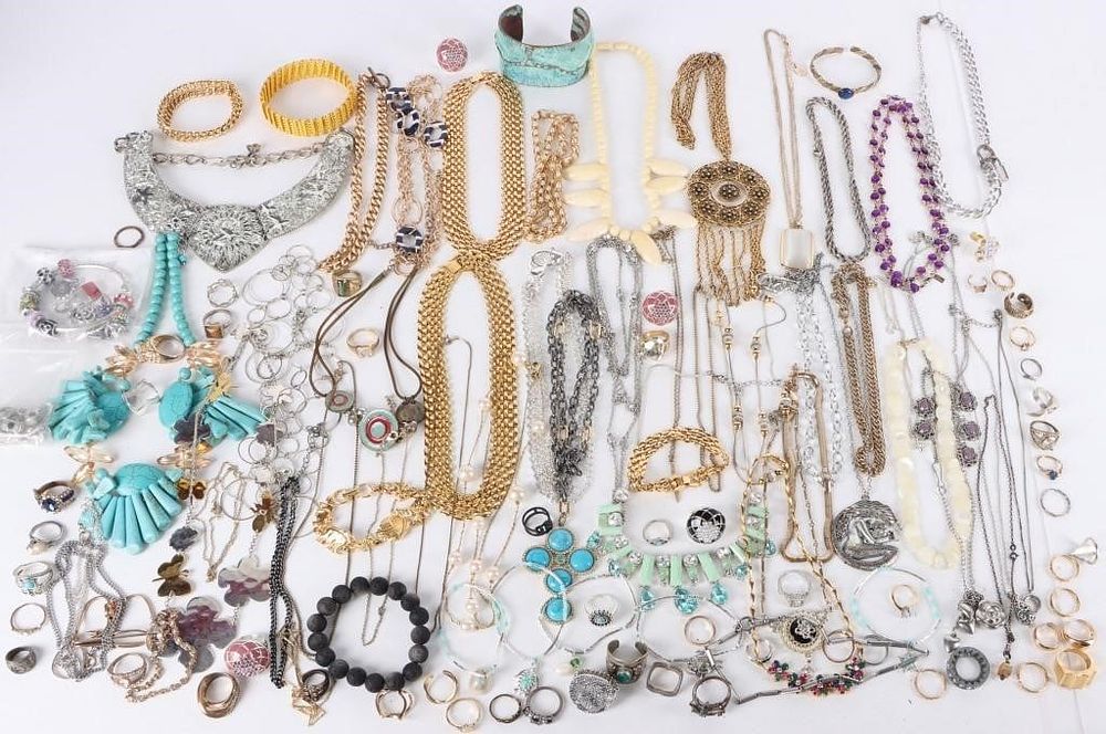 Lot 233317: IMPRESSIVE 4LB ASSORTED LADIES FASHION JEWELRY LOT