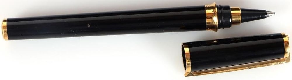 Lot 233392: ST DUPONT CHINESE LACQUER BLACK & GOLD BALL PEN