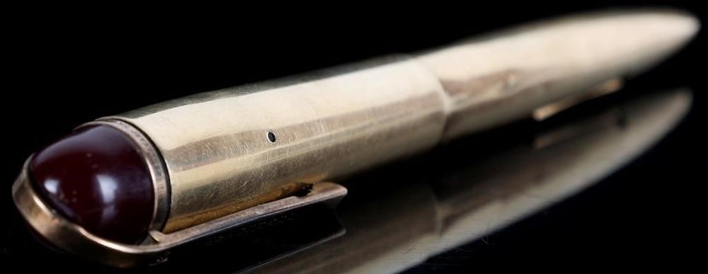 Lot 233396: 14K SOLID GOLD EVERSHARP SKYLINE FOUNTAIN PEN