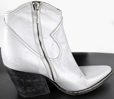 ALESSANDRO VASINI WOMENS ALISON SILVER ANKLE BOOTS. Pair of Alessandro Vasini womens Alison 80mm 
