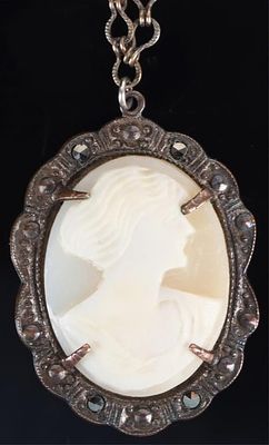 ANTIQUE 10K YELLOW GOLD LADIES CAMEO NECKLACE. Antique 10K yellow gold ladies necklace with a 