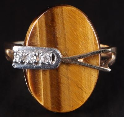 10K YELLOW GOLD LADIES RING W/ TIGERS EYE & DIAS. 10k yellow gold ladies ring with a large flat 