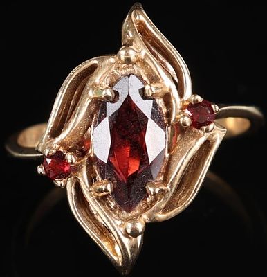 14K YELLOW GOLD GARNET LADIES RING. 14K yellow gold garnet ladies ring. Gemstones to include one 