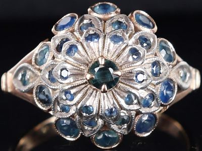 8K YELLOW/WHITE GOLD LADIES FLORAL RING W SAPPHIRE. Vintage 8k gold ladies ring with an 