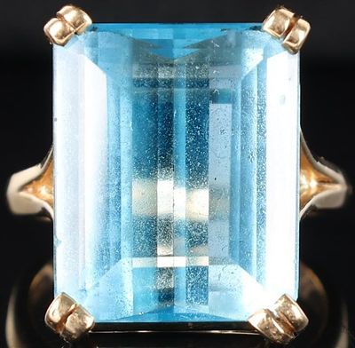 14K YELLOW GOLD TOPAZ STATEMENT LADIES RING. 14K Yellow gold statement ladies ring featuring a 