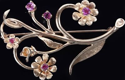 14K YELLOW GOLD FLORAL BROOCH W/ FIVE RUBY GEMS. 14K yellow gold brooch in the shape of a large 