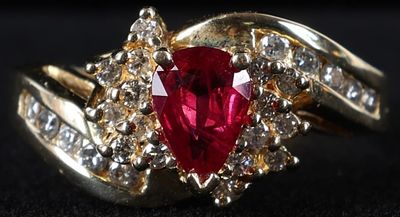 14K YELLOW GOLD RUBY DIAMOND LADIES RING. 14K yellow gold ruby diamond ladies ring. Gemstones to 