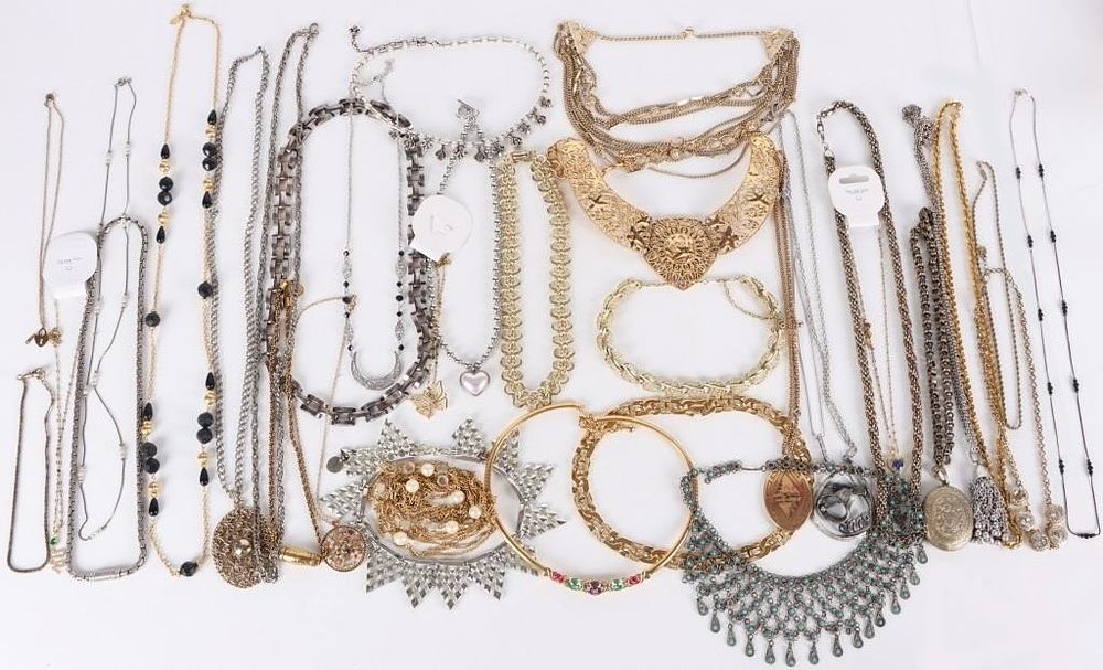 Lot 235062: MASSIVE 3LB LADIES FASHION NECKLACES LOT