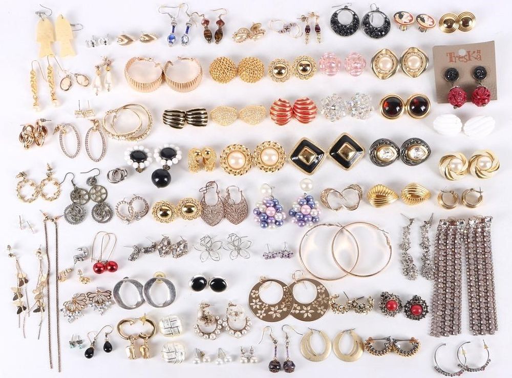 Lot 235063: 100 ASSORTED PAIRS OF LADIES FASHION EARRINGS