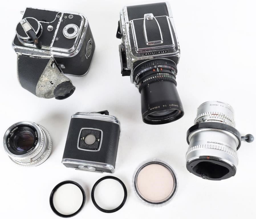 Lot 235181: HASSELBLAD CAMERAS LOT 2 BODY 3 MAGS 3 LENS +MORE