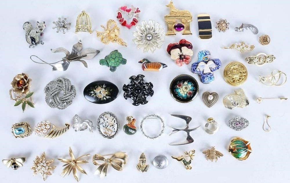 Lot 235208: LADIES FANCY BROOCHES GOLD/SILVER COLOR DESIGNERS