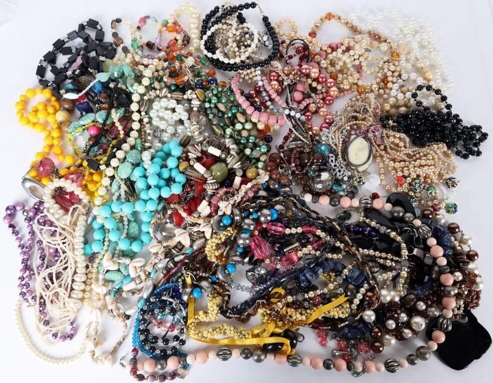 Lot 235212: WHIMSICAL BEADED LADIES NECKLACES SEAGLASS (70)