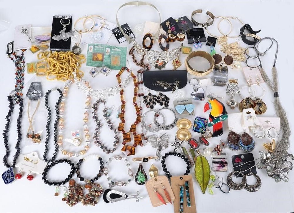 Lot 235213: ASSORTED LADIES JEWELRY EARRINGS NECKLACES 100+