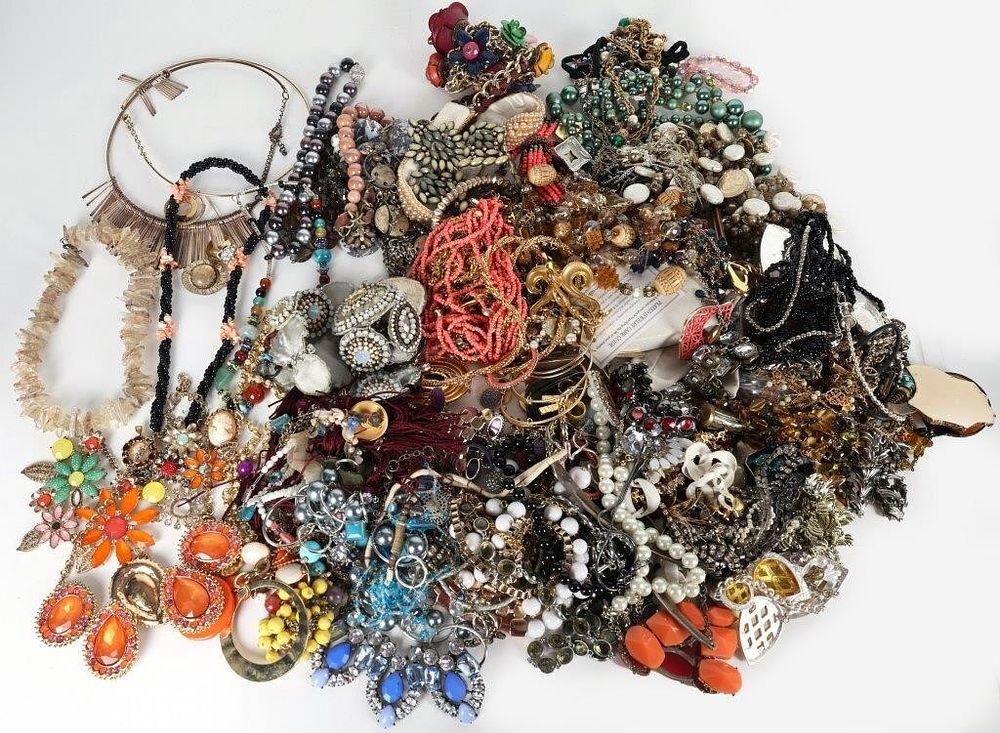 Lot 235216: COLORFUL UNIQUE & BEADED LADIES NECKLACES (130+)