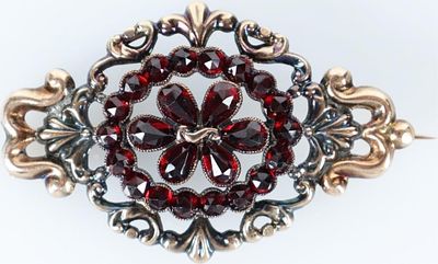 12K YELLOW GOLD VICTORIAN ROSE FACETED GEM BROOCH. 12K yellow gold vintage Victorian style rose 