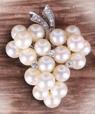 14K WHITE GOLD DIAMOND & PEARL GRAPE BROOCH. 14K white gold diamond and pearl grape cluster 