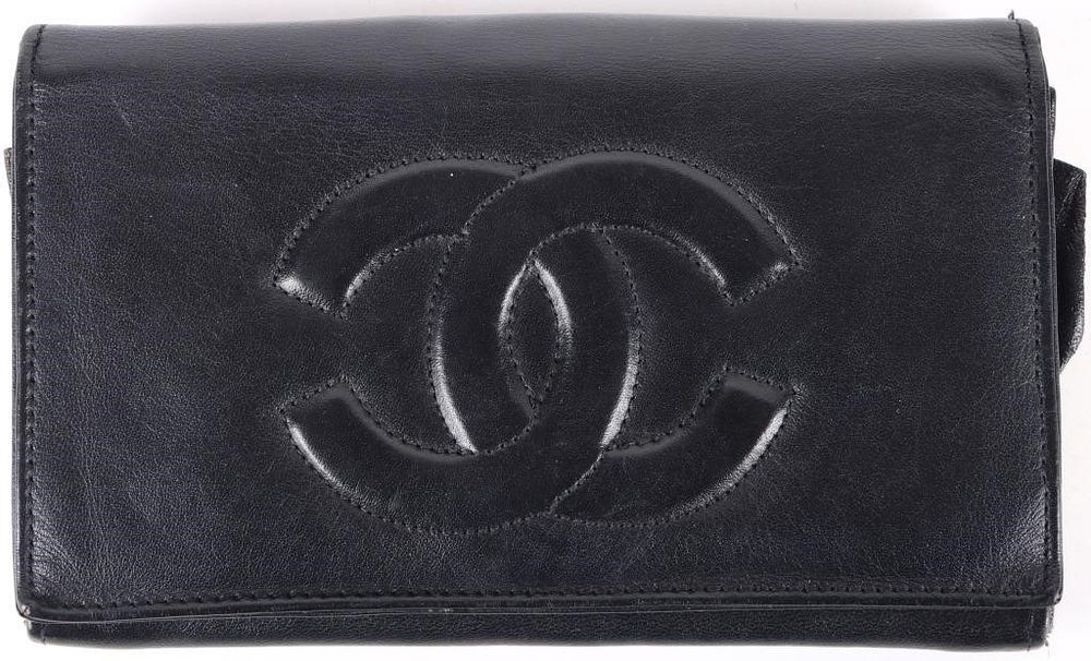 Lot 235252: VINTAGE CHANEL BLACK LEATHER CROWNHOCK WALLET
