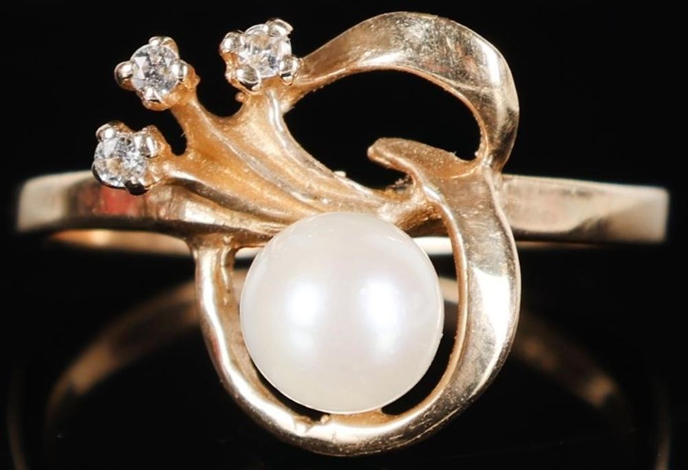 Lot 235356: 10K YELLOW GOLD LADIES RING W/ PEARL & DIAMONDS