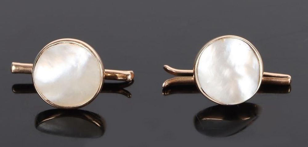 Lot 235364: 14K YELLOW GOLD MOP PAIR OF MEN'S CUFFLINKS